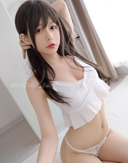 年轻的小姨子观看